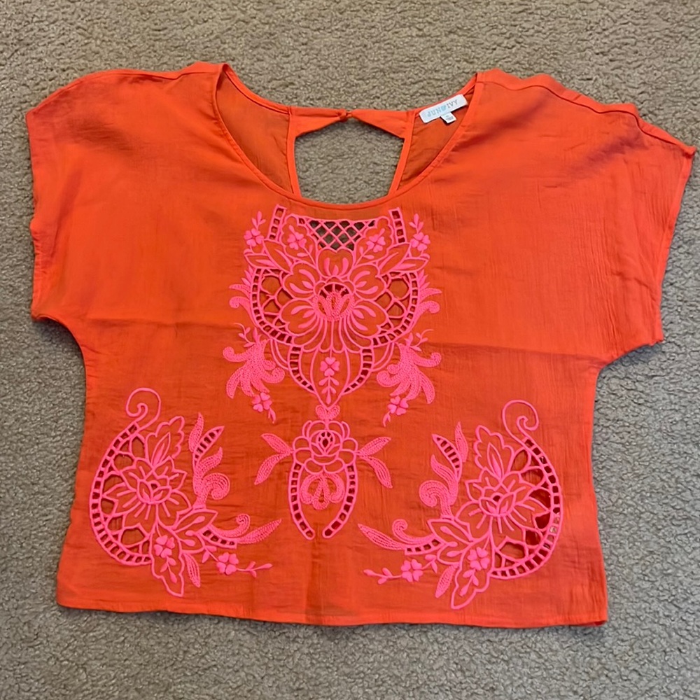 Gorgeous exclusive trim top 👚